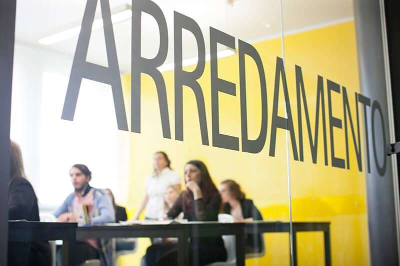 Progetto di interior design con tavolozza colori e materiali, corso Arredamento AreaDomani