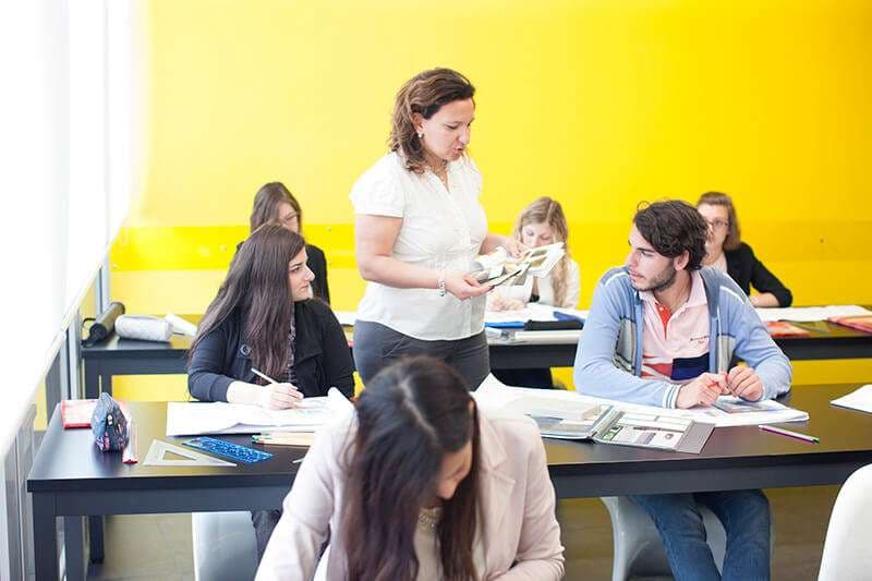 Esercitazione tecnica in aula con campionari e materiali costruzione