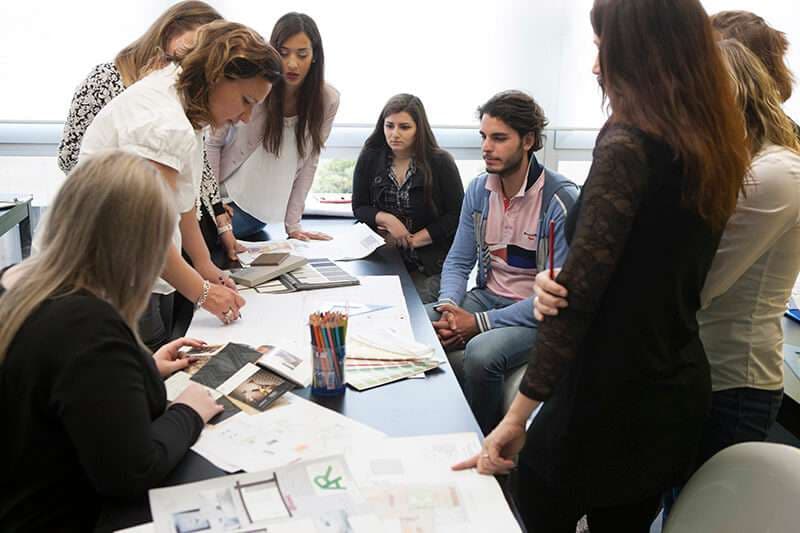 Studio di composizione con campionario di finiture, corso Interior Design