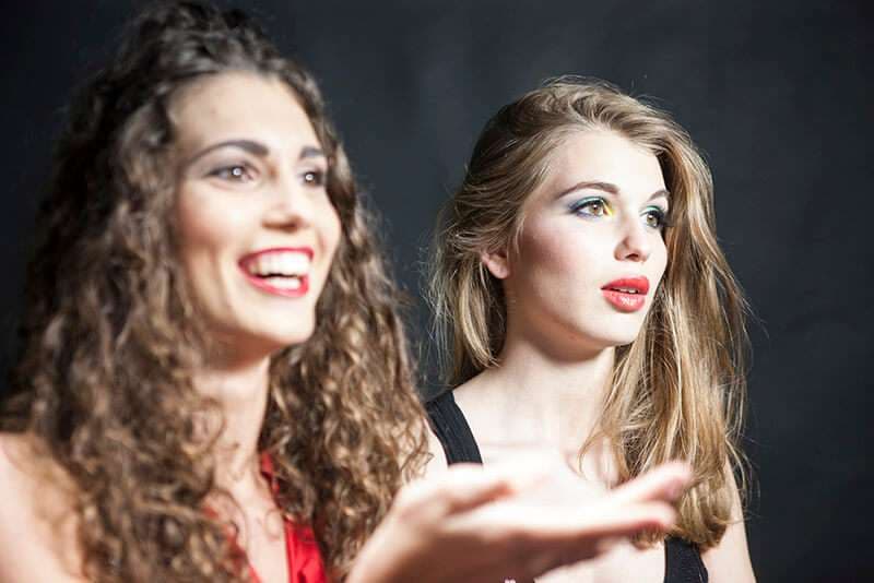 Sessione di posa fotografica in studio con luci professionali