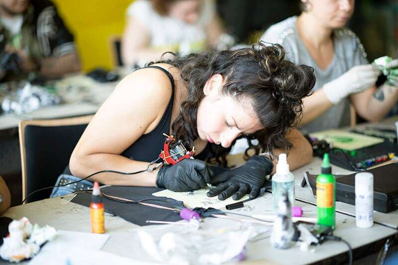 Studentessa con macchinetta in mano