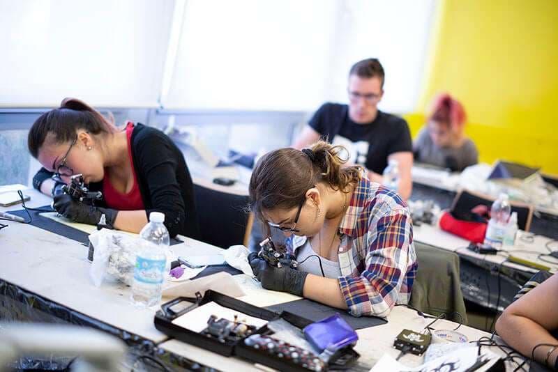 Studentessa con camicia rossa al lavoro