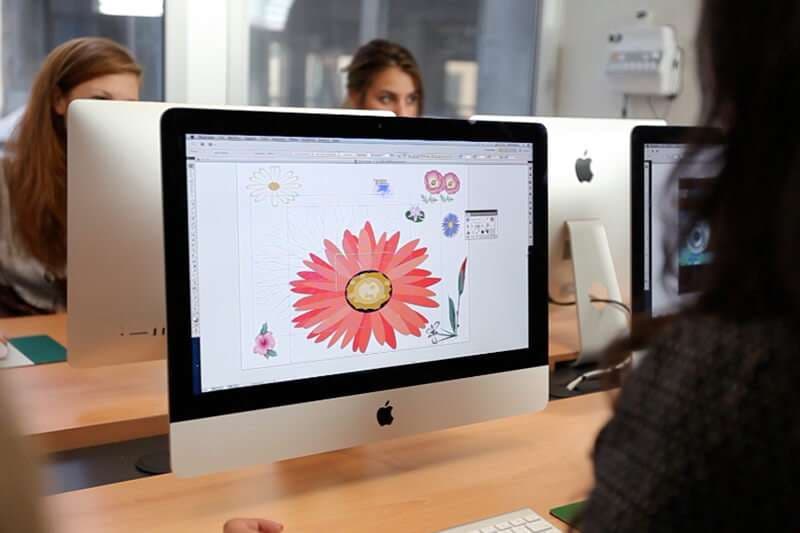 Team di allievi al lavoro su un brief cliente reale, corso Grafica Pubblicitaria AreaDomani
