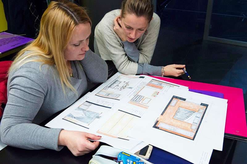 Aula AreaDomani per il corso di Interior Design con campionari e postazioni progetto, Via Varese 1