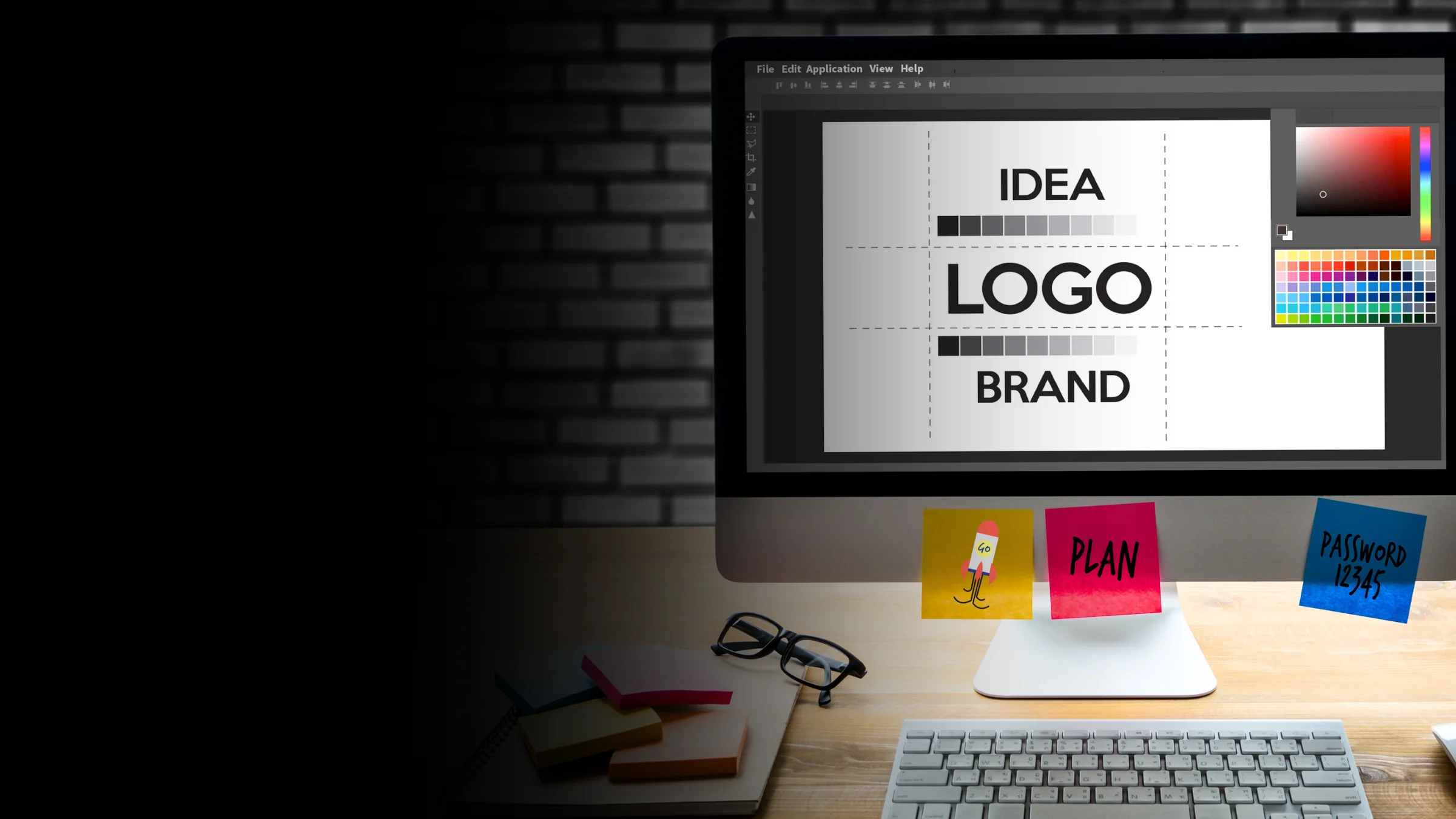 Graphic designer al lavoro su un progetto di brand identity, corso Grafica Pubblicitaria AreaDomani