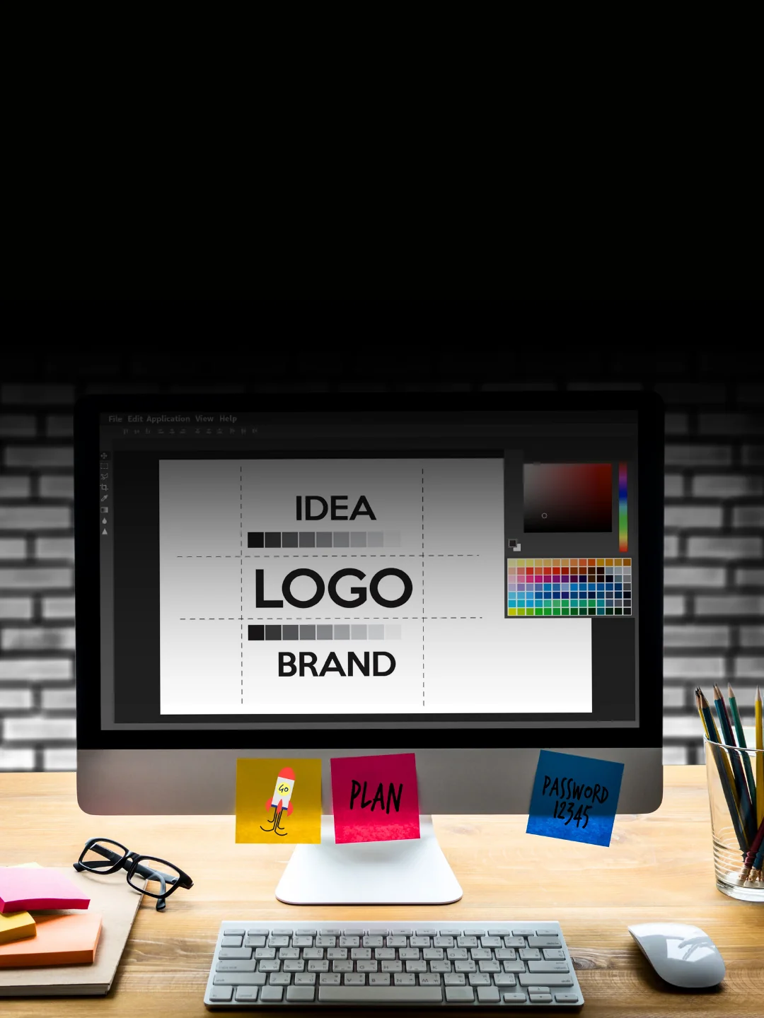 Graphic designer al lavoro su un progetto di brand identity, corso Grafica Pubblicitaria AreaDomani