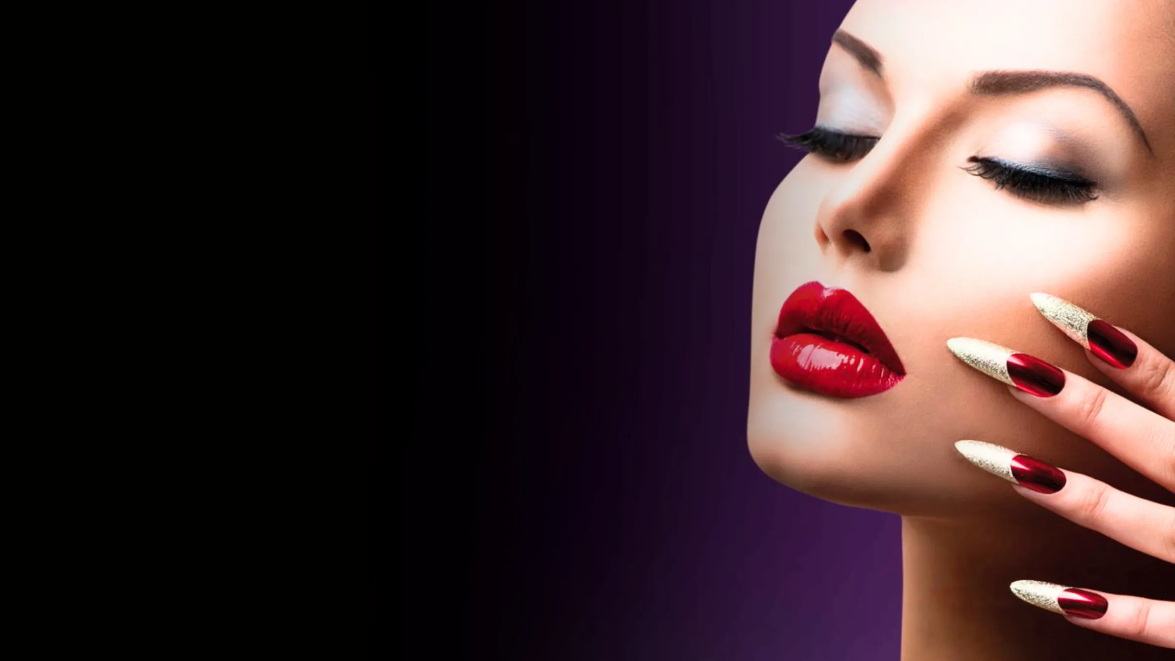 Modella con labbra rosse e unghie stiletto rosso oro, corso Nail Art AreaDomani