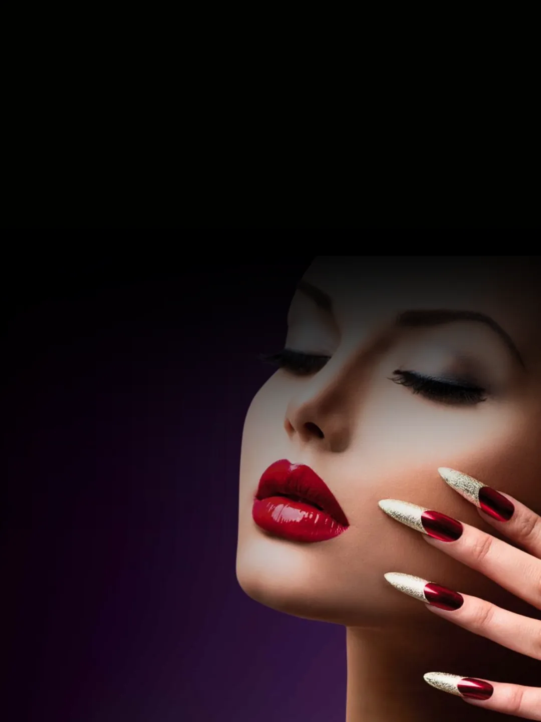Modella con labbra rosse e unghie stiletto rosso oro, corso Nail Art AreaDomani
