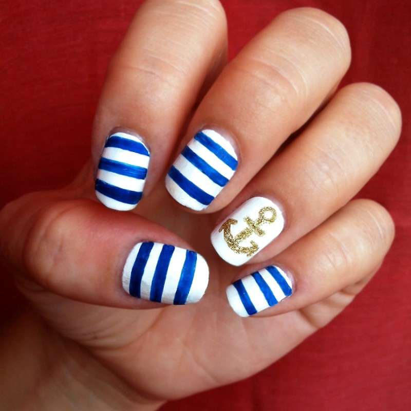 nail-art-design-ideas-with-blue-and-white-striped-polish-and-golden-glitter-800x800