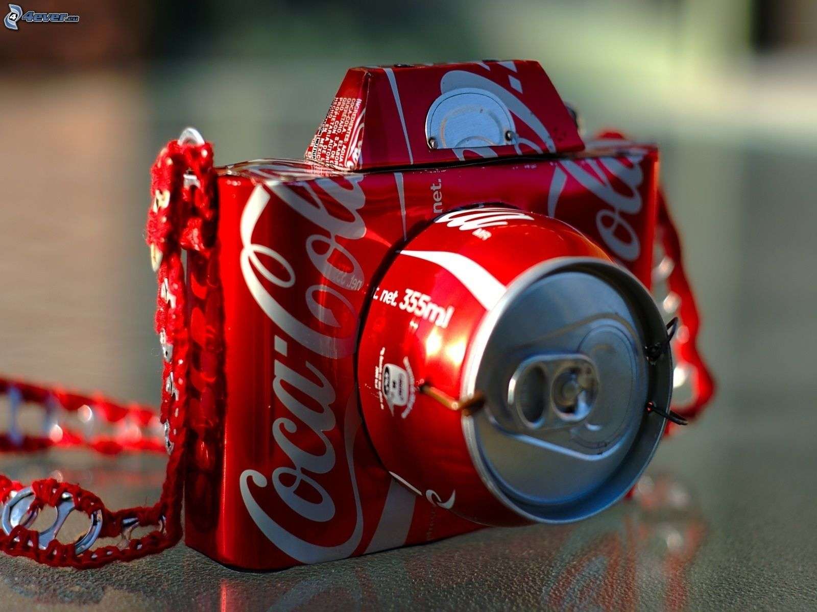 Coca Cola: uno sguardo attraverso una bottiglia