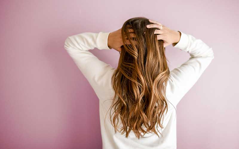 Applicare il prodotto sul cuoio capelluto colorare i capelli con l'hennè benefici