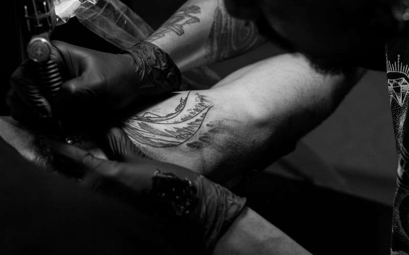 tatuatore bianco e nero