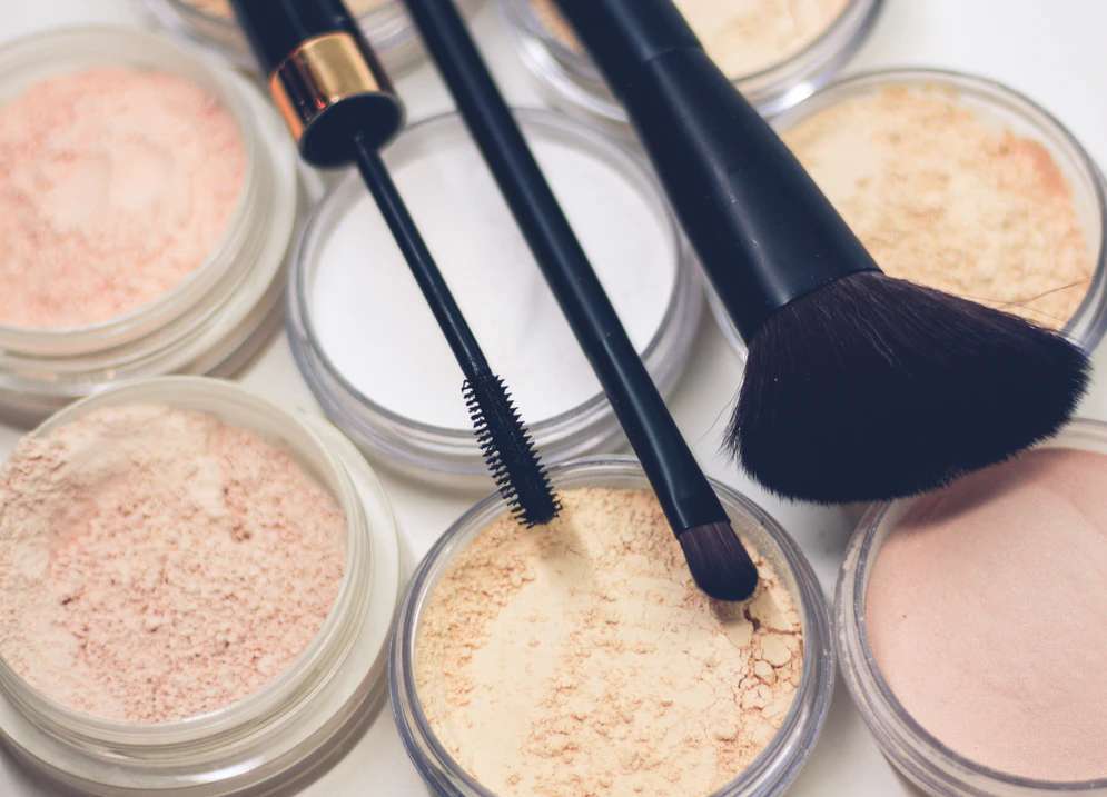 Aggiungi un tocco di fard (o blush) giusto