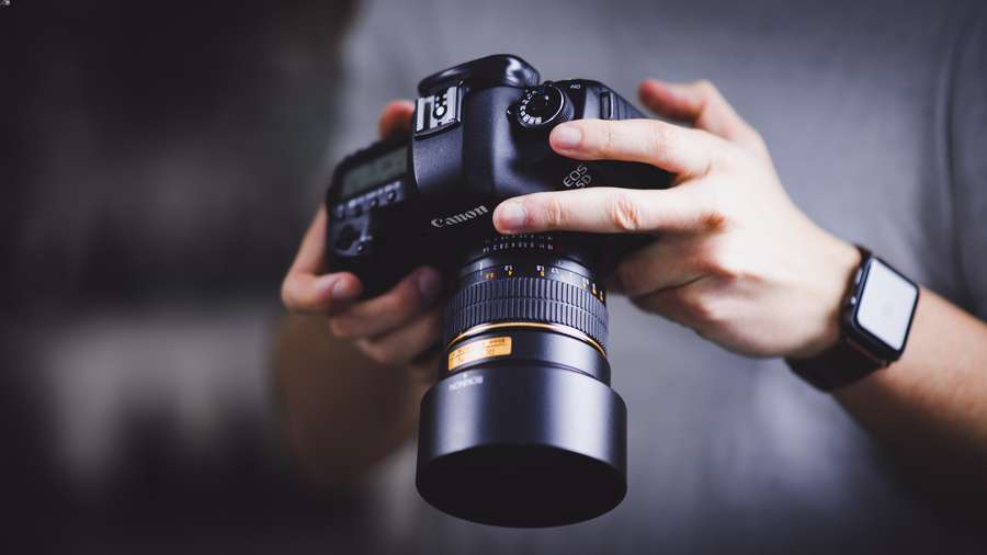 Lavora insieme a un professionista della fotografia