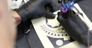 disegnare un tatuaggio tribale sulla spalla