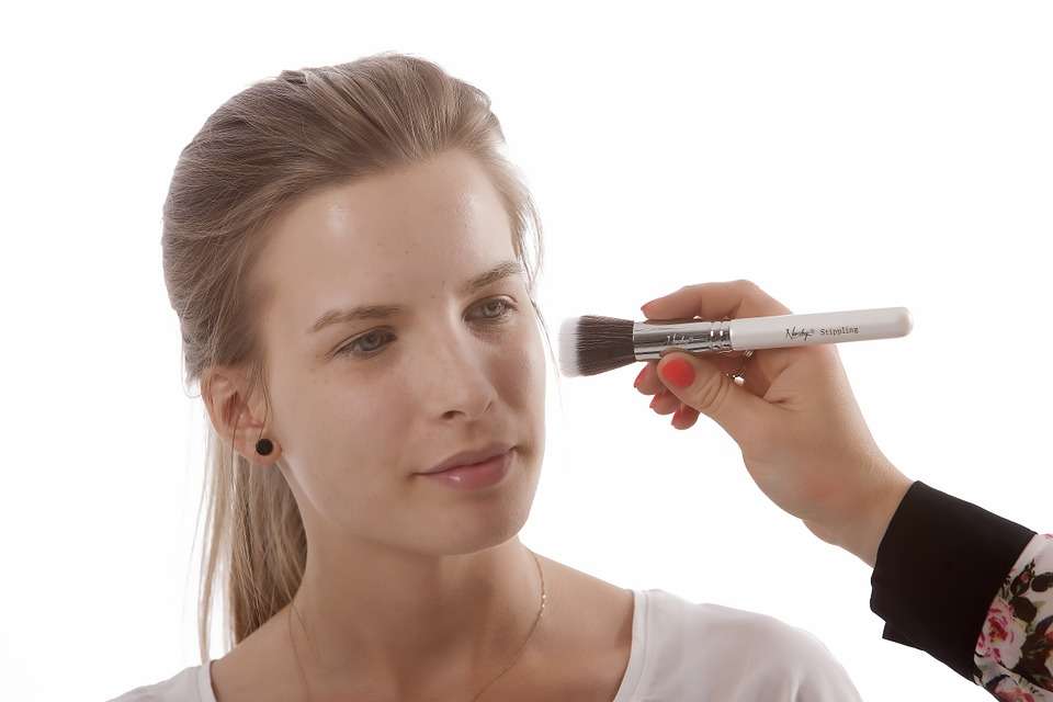 5 trucchi per far durare di più il make-up in estate