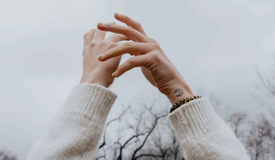 Qual è il significato del tatuaggio con la luna e dove tatuarlo (caviglie o polsi?)