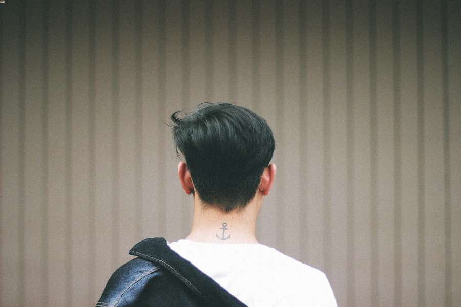 Qual è il significato del tatuaggio con ancora, corde, cuore e timone?