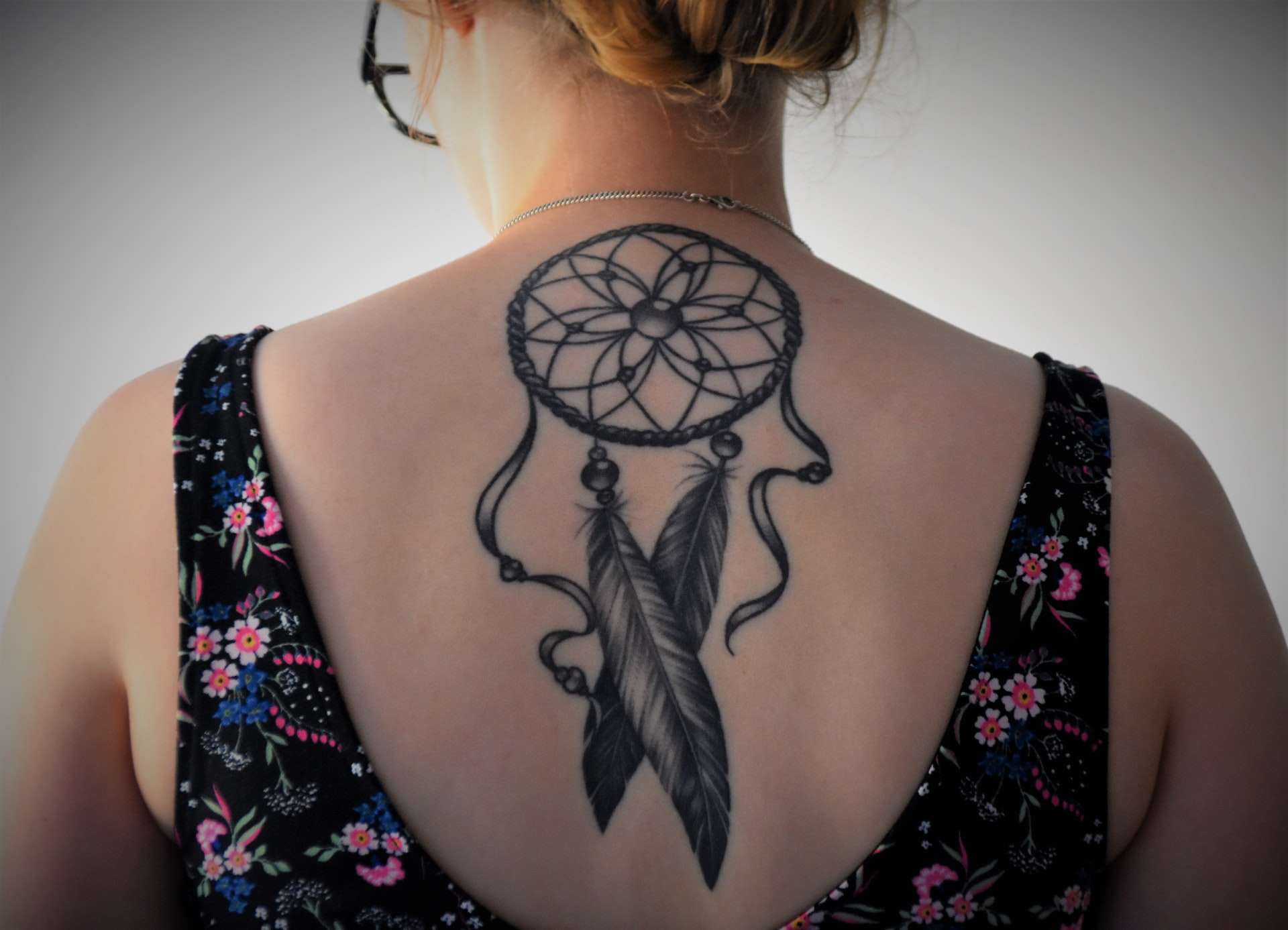 Tatuatore esegue tatuaggio
