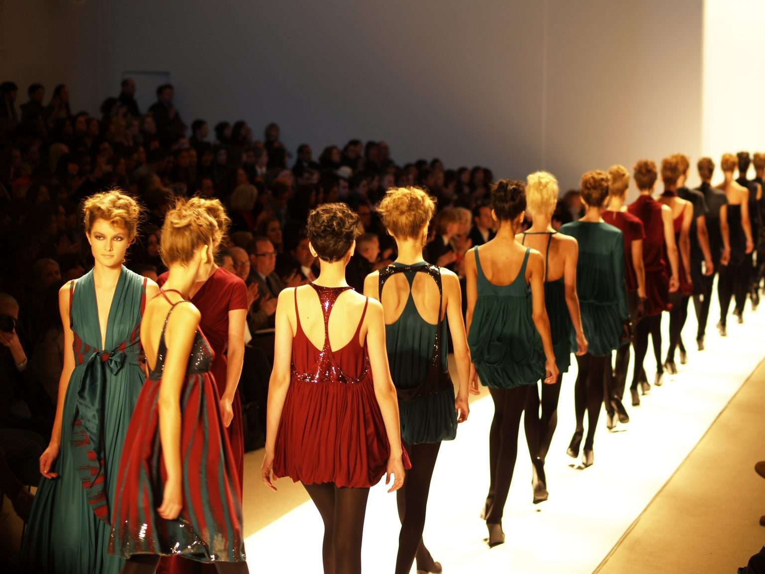 L Attività Dietro Le Quinte Di Una Sfilata Di Moda Come organizzare una sfilata di moda in 5 step
