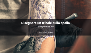 tatuaggio tribale sulla spalla