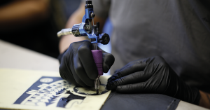 disegnare un tatuaggio tribale sulla spalla