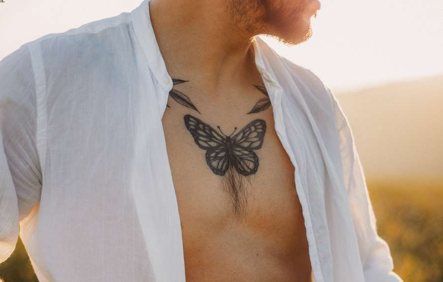 tatuaggio farfalla petto uomo