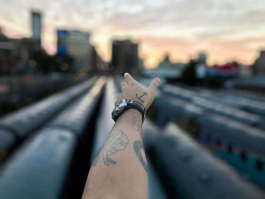 ancora sul dorso della mano